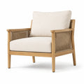 Sillón de madera con cojines color crema