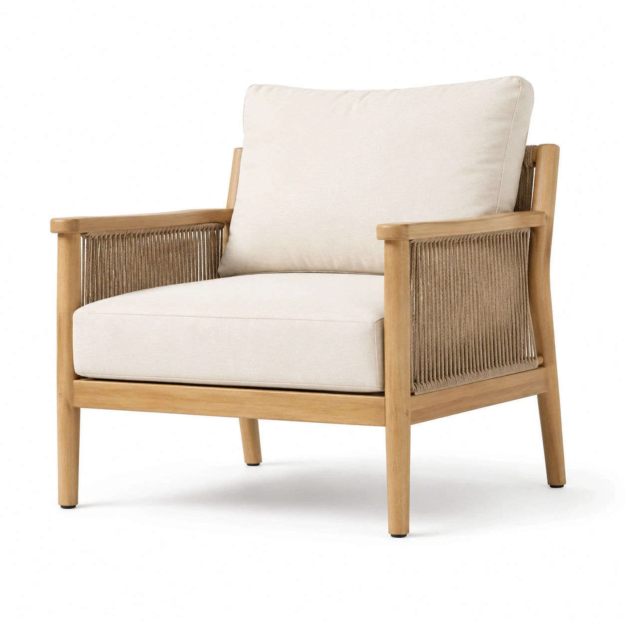 Sillón de madera con cojines color crema