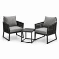 Conjunto de jardín con sillas de aluminio y mesa negra, cojines grises
