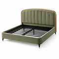 Cama de terciopelo verde con cabecero curvado y patas metálicas